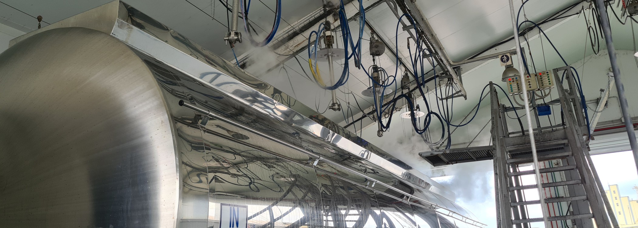 Neteja i vaporitzat interior de cisternes